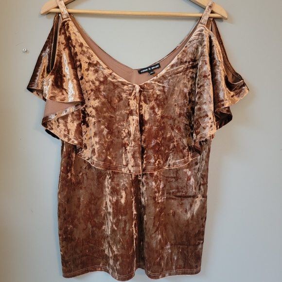 Cable & Gauge Tops - 3/$15 💖 Cable & Gauge Velvet Top Cold Shoulder Size Large